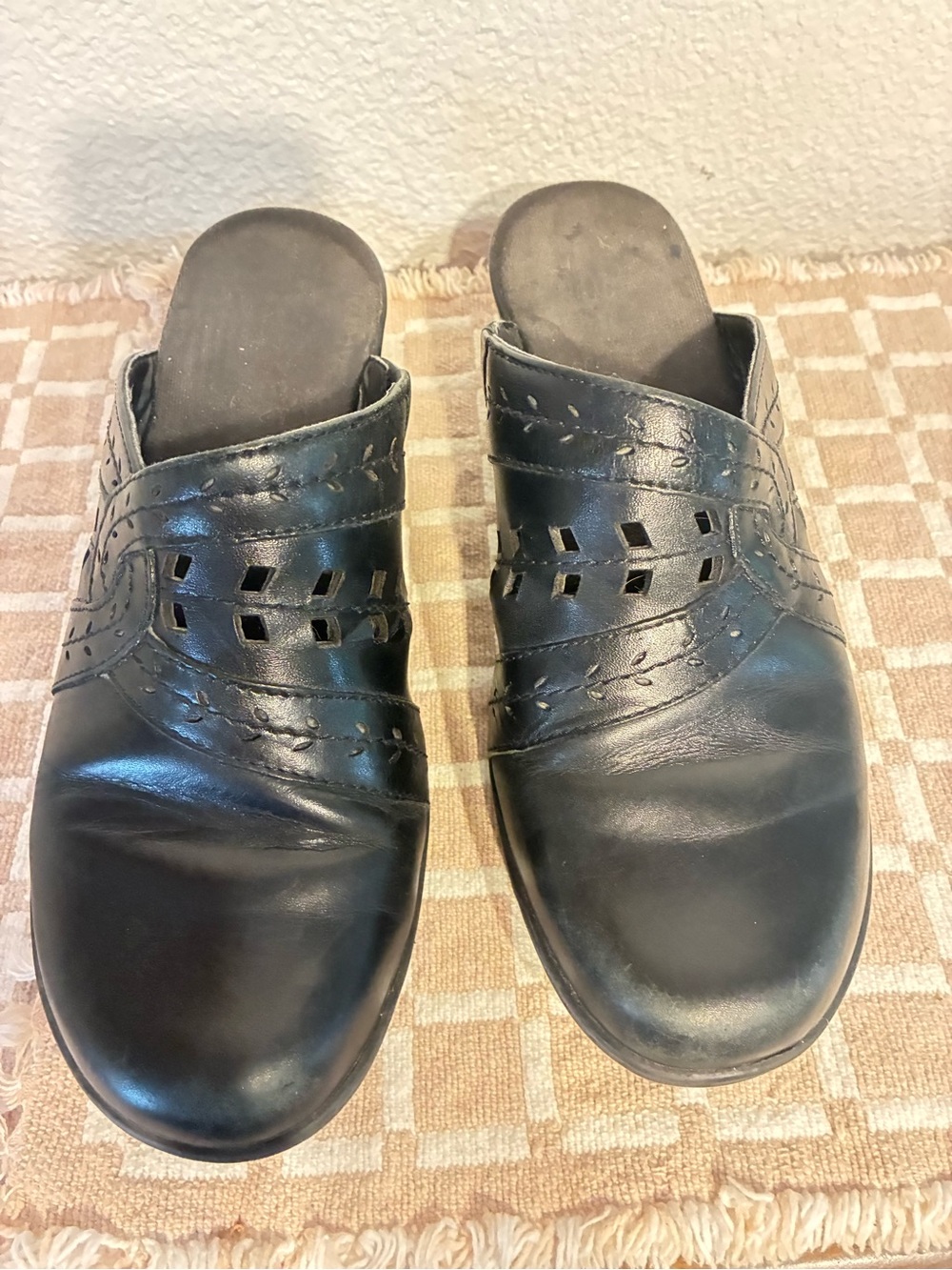 Clarks Clogs (8) - Picture 9 of 9